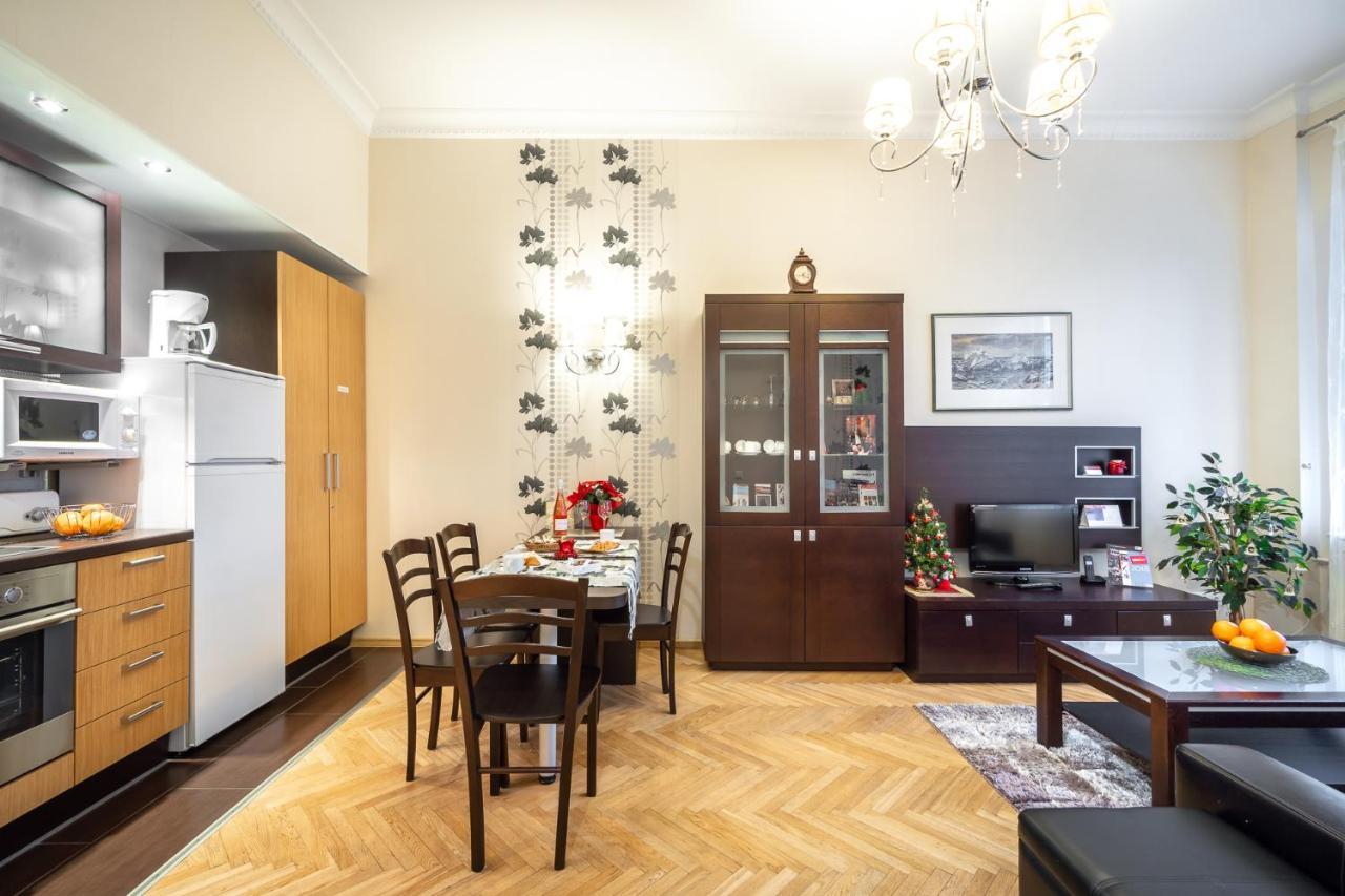Classic Apartments In Old Town Tallinn Exterior photo